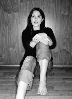 Keira Knightley feet photo thumbnail