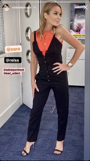 Amanda Holden feet photo thumbnail