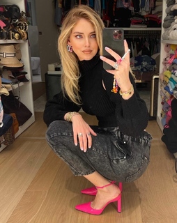 Chiara Ferragni feet photo thumbnail