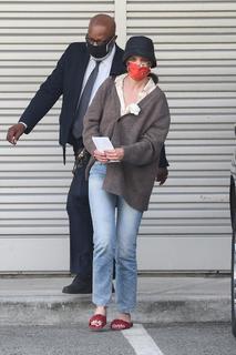 Katie Holmes feet photo thumbnail