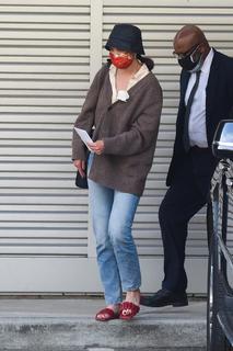 Katie Holmes feet photo thumbnail