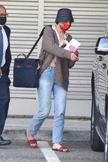 Katie Holmes feet photo thumbnail