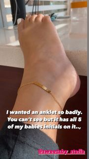 Tori Spelling feet photo thumbnail