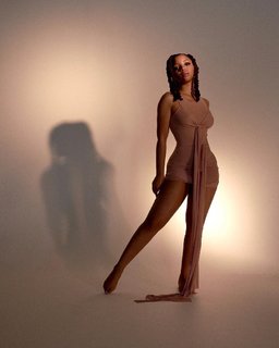 Chloe Bailey feet photo thumbnail