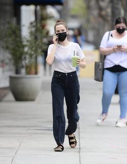 Zoey Deutch feet photo thumbnail