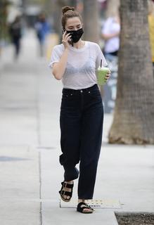 Zoey Deutch feet photo thumbnail