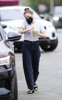 Zoey Deutch feet photo thumbnail