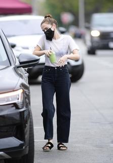 Zoey Deutch feet photo thumbnail
