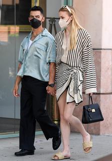 Sophie Turner feet photo thumbnail