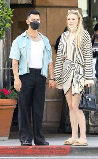 Sophie Turner feet photo thumbnail