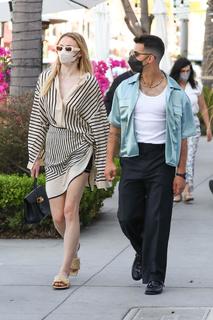 Sophie Turner feet photo thumbnail