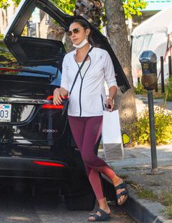 Gal Gadot feet photo thumbnail