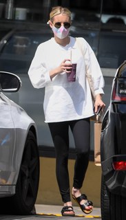Emma Roberts feet photo thumbnail