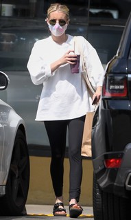 Emma Roberts feet photo thumbnail