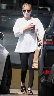 Emma Roberts feet photo thumbnail
