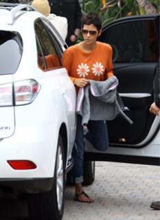 Halle Berry feet photo thumbnail