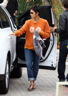 Halle Berry feet photo thumbnail