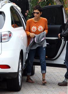 Halle Berry feet photo thumbnail