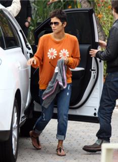 Halle Berry feet photo thumbnail