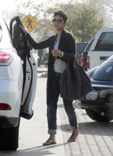 Halle Berry feet photo thumbnail