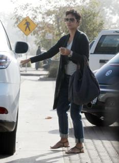Halle Berry feet photo thumbnail