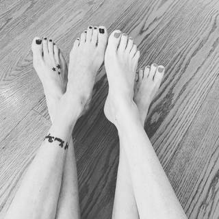 Katie Cassidy feet photo thumbnail