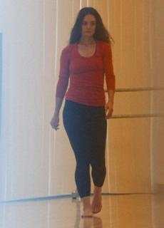 Katie Holmes feet photo thumbnail