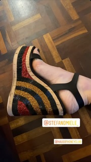 Ilary Blasi feet photo thumbnail