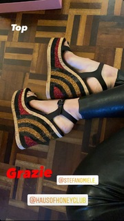 Ilary Blasi feet photo thumbnail