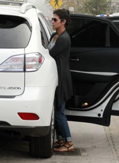 Halle Berry feet photo thumbnail