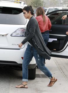Halle Berry feet photo thumbnail