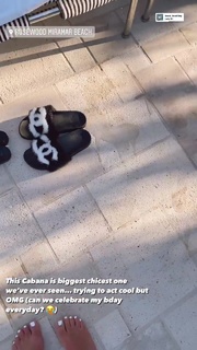 Tori Spelling feet photo thumbnail