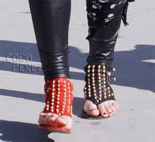 Katherine von Drachenberg feet photo thumbnail