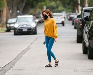 Zoey Deutch feet photo thumbnail