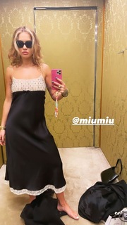 Rita Ora feet photo thumbnail
