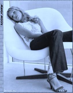 Mandy Moore feet photo thumbnail
