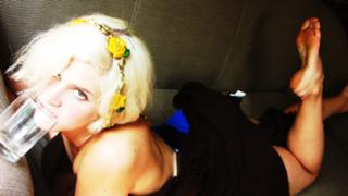 Lana Del Rey feet photo thumbnail
