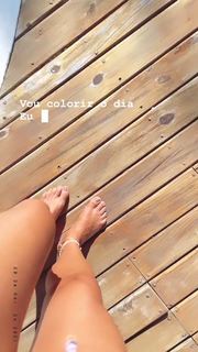 Isis Valverde feet photo thumbnail