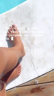 Isis Valverde feet photo thumbnail