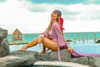 Nicole Bahls feet photo thumbnail