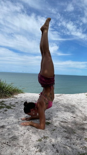 Isis Valverde feet photo thumbnail