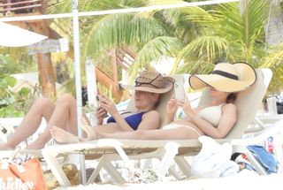 Heather Graham feet photo thumbnail