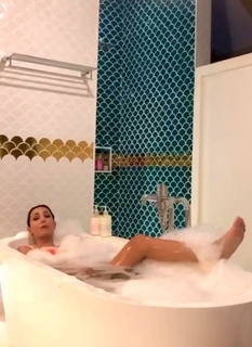 Caterina Balivo feet photo thumbnail
