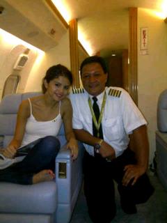Selena Gomez feet photo thumbnail