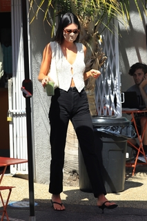 Kendall Jenner feet photo thumbnail
