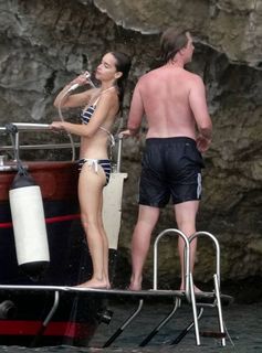 Emilia Clarke feet photo thumbnail