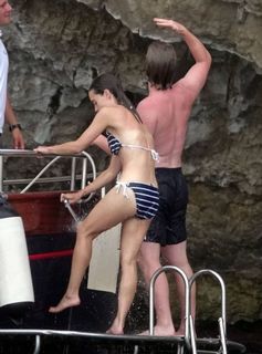 Emilia Clarke feet photo thumbnail