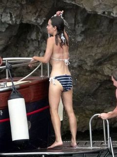 Emilia Clarke feet photo thumbnail