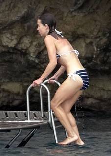 Emilia Clarke feet photo thumbnail