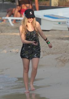 Avril Lavigne feet photo thumbnail